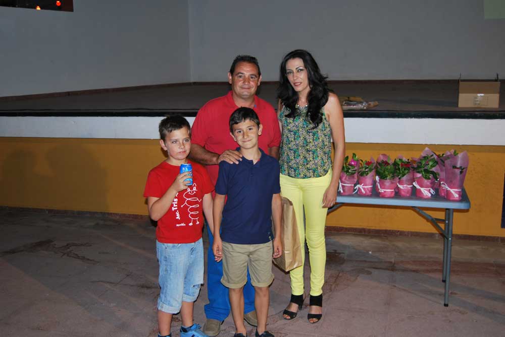 Mª José Díaz, entregando su premio al hijo y nieto de Juliana Moreno