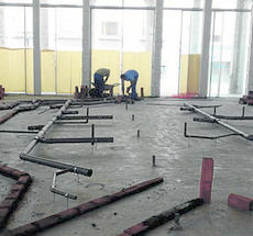 Operarios trabajan en la finalizaci�n del inmueble