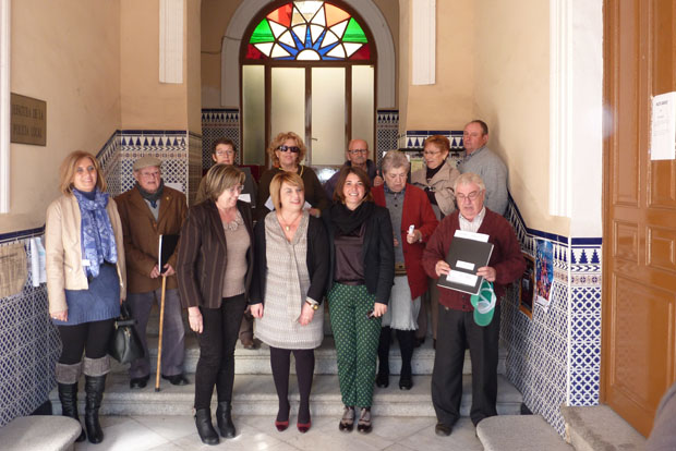 Elena Corts, con algunas de las personas beneficiarias