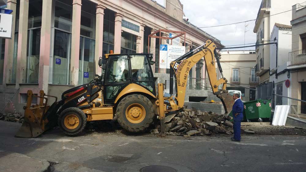 Comienza la construcci�n del nuevo acerado del mercado